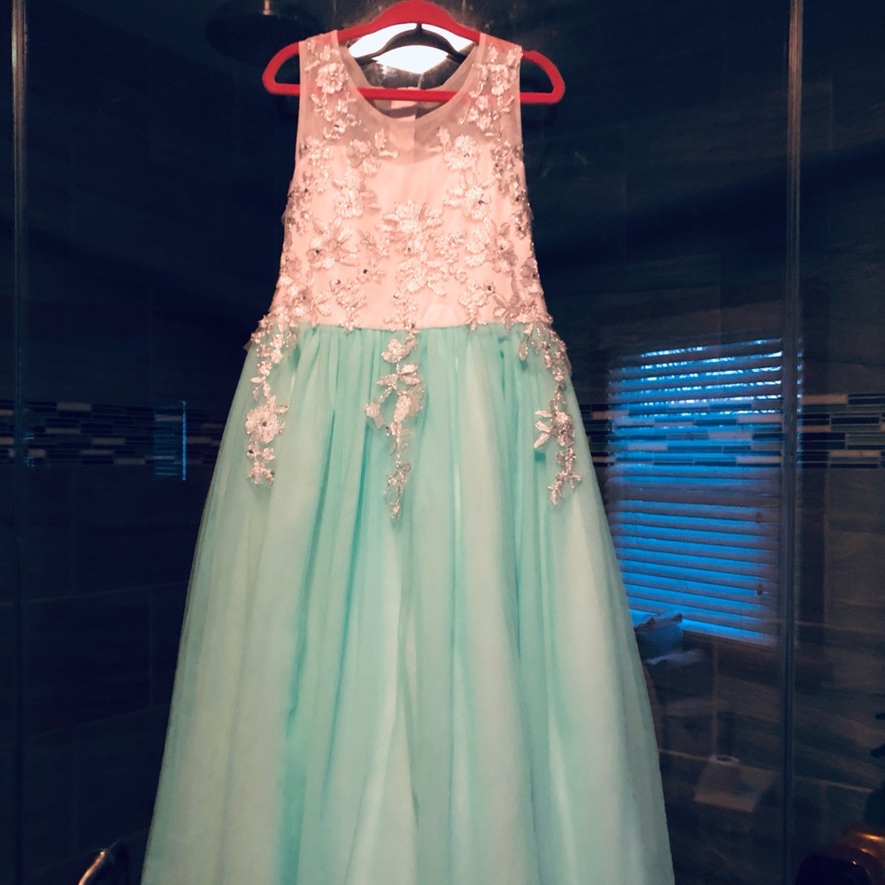 Girls sleeveless embellished gown